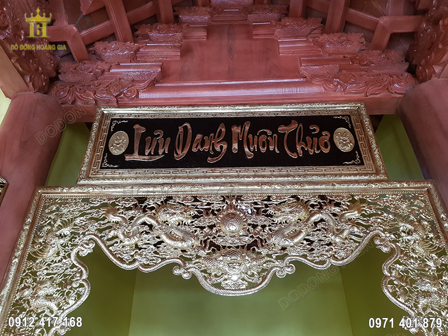 Từng đường n&eacute;t chi tiết tr&ecirc;n cửa v&otilde;ng đều được c&aacute;c nghệ nh&acirc;n chăm ch&uacute;t v&ocirc; c&ugrave;ng tỉ mỉ
